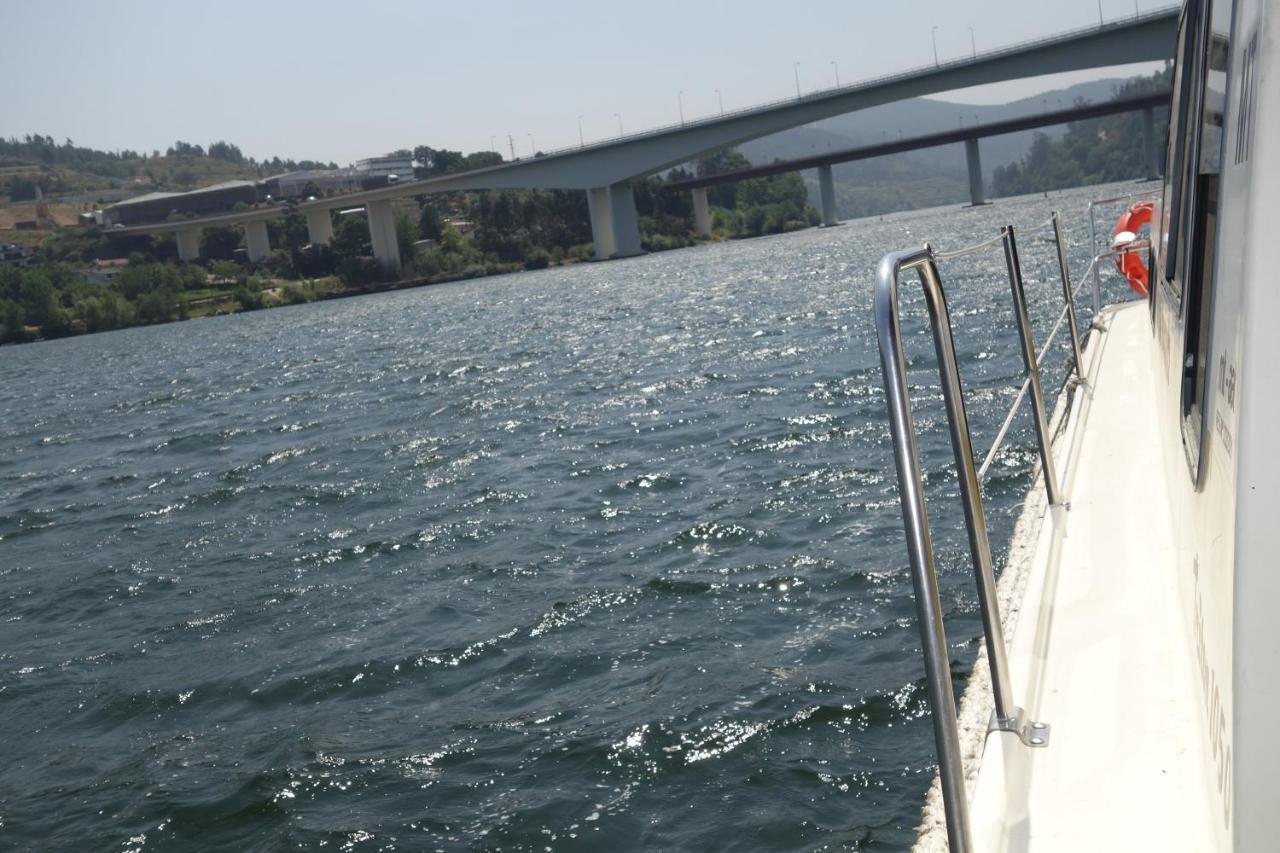 Douro Houseboats Hotel มาร์โก เดอ คานาเวเซส ภายนอก รูปภาพ