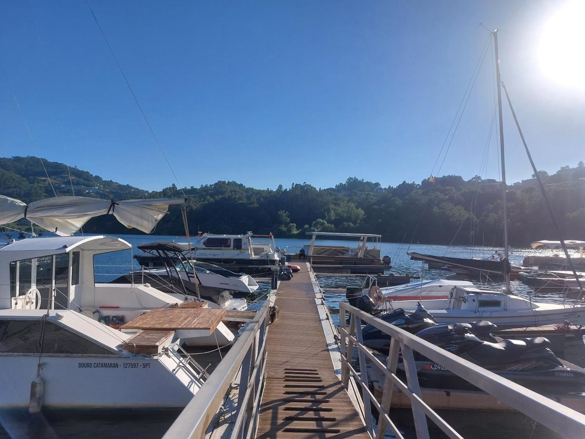 Douro Houseboats Hotel มาร์โก เดอ คานาเวเซส ภายนอก รูปภาพ