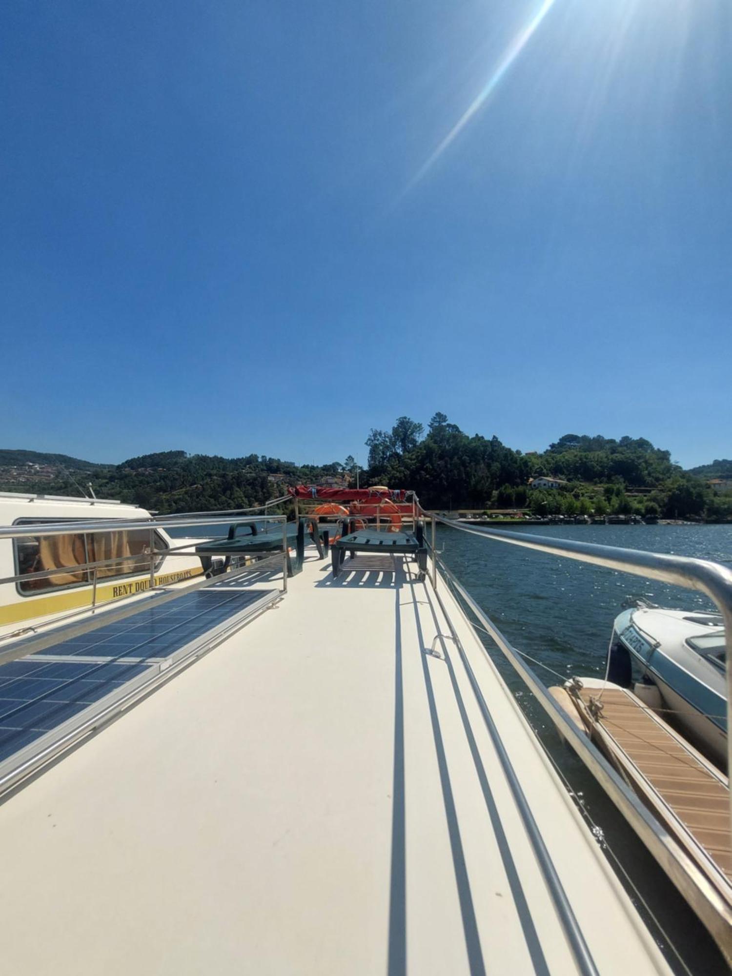 Douro Houseboats Hotel มาร์โก เดอ คานาเวเซส ภายนอก รูปภาพ