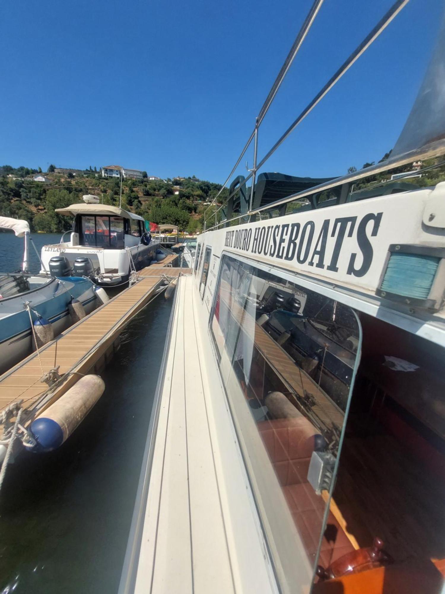 Douro Houseboats Hotel มาร์โก เดอ คานาเวเซส ภายนอก รูปภาพ