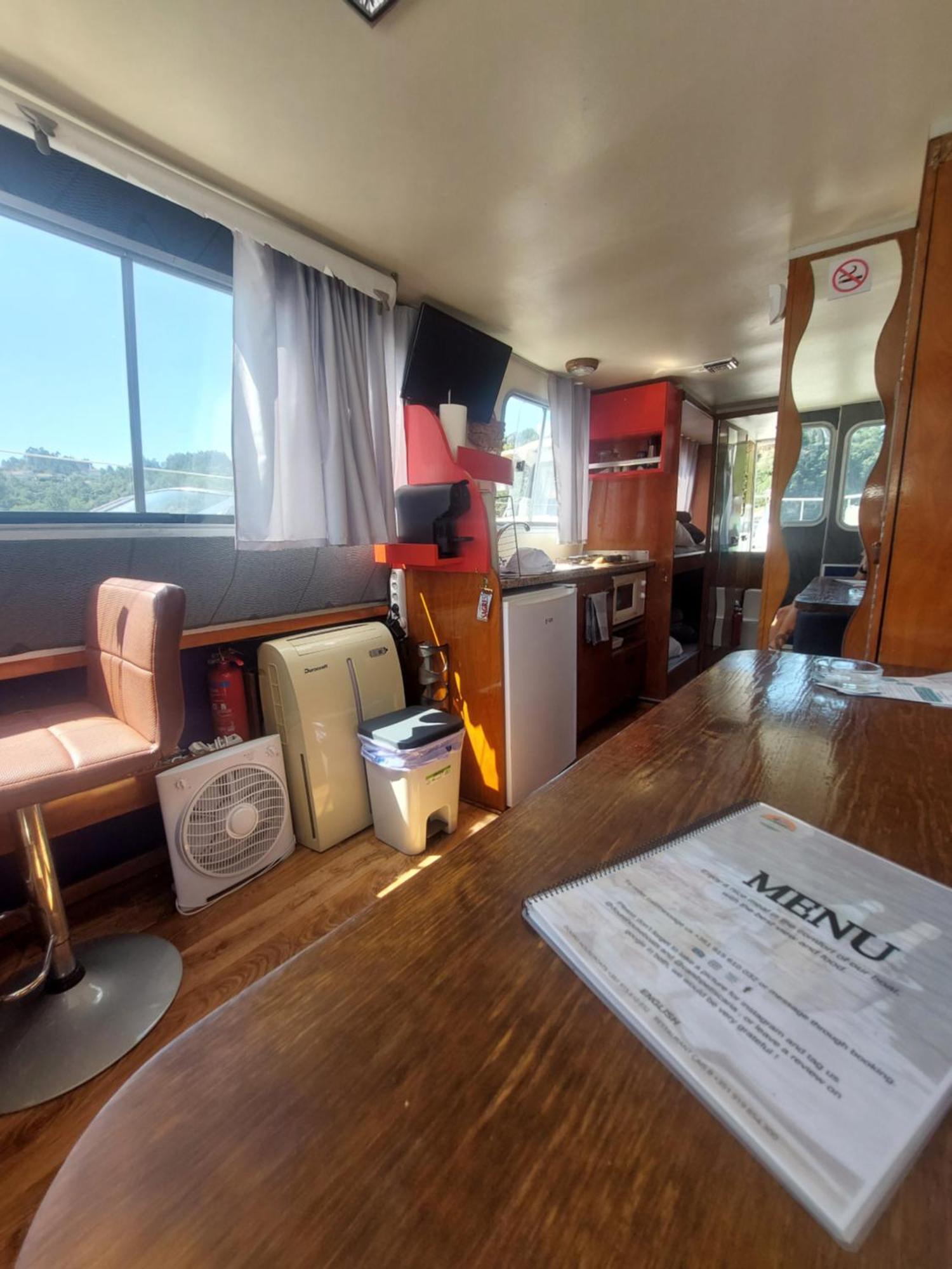 Douro Houseboats Hotel มาร์โก เดอ คานาเวเซส ภายนอก รูปภาพ